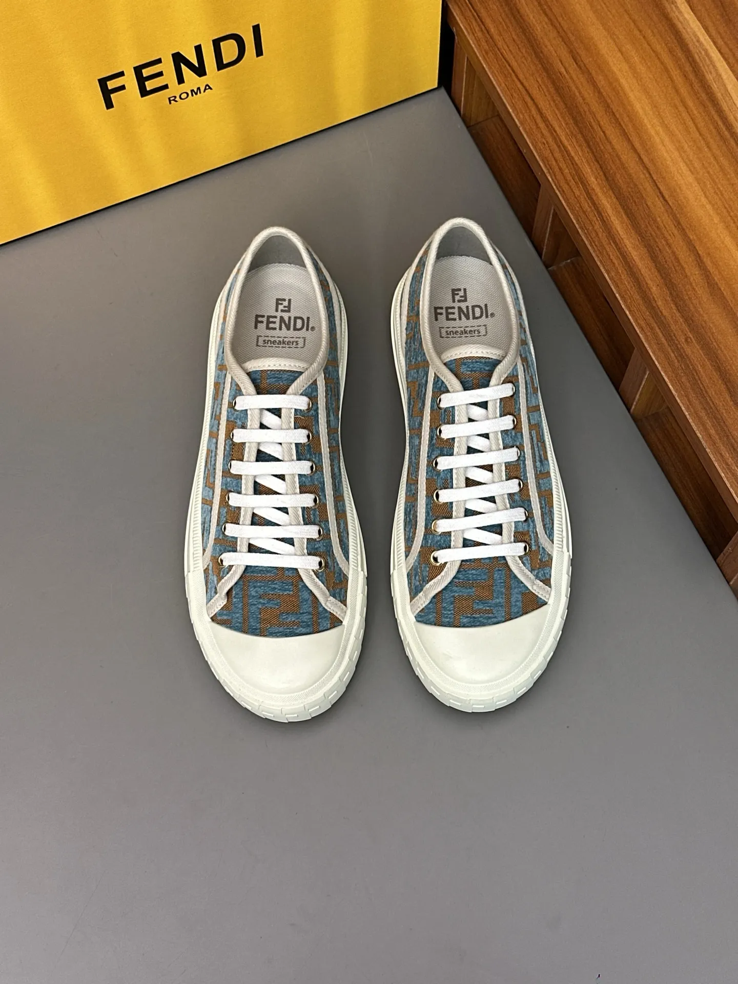 Men's shoes 💰580 FENDI Match men's lace-up sneakers. ♞size; couple size 35-40 (women) 39~45 (men) This item is from the Stefano Pilati design series. It is made of black leather and decorated with gray leather details. Rubber sole with FENDI on the side. Material: 100% calfskin, lining: 70% polyester, 27% nylon, 3% spandex
